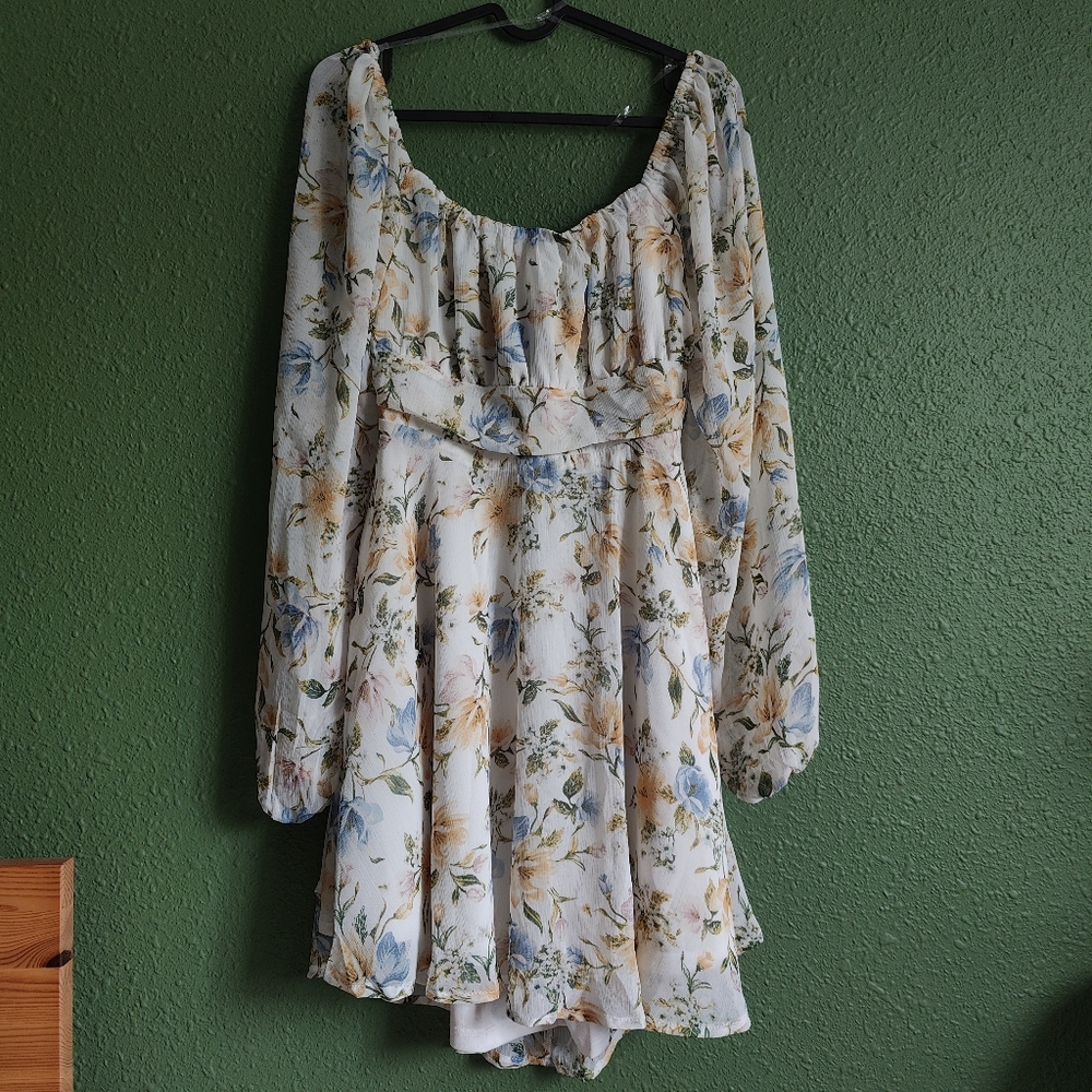 NWT KENEDIK FLORAL PLEATED LONG SLEEVE DRESS IN SIZE MEDIUM IVORY/YELLOW